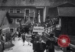 Standbild Tiroler Parade Fulpmes Österreich, 1936, aus Sekunde 13 historischem Filmmaterial Videoclip 65675025723
