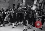 Standbild Tiroler Parade Fulpmes Österreich, 1936, aus Sekunde 17 historischem Filmmaterial Videoclip 65675025723