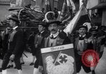 Standbild Tiroler Parade Fulpmes Österreich, 1936, aus Sekunde 20 historischem Filmmaterial Videoclip 65675025723