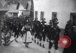 Standbild Tiroler Parade Fulpmes Österreich, 1936, aus Sekunde 21 historischem Filmmaterial Videoclip 65675025723