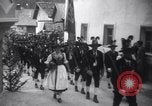 Standbild Tiroler Parade Fulpmes Österreich, 1936, aus Sekunde 22 historischem Filmmaterial Videoclip 65675025723
