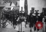 Standbild Tiroler Parade Fulpmes Österreich, 1936, aus Sekunde 24 historischem Filmmaterial Videoclip 65675025723