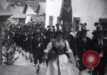 Standbild Tiroler Parade Fulpmes Österreich, 1936, aus Sekunde 25 historischem Filmmaterial Videoclip 65675025723