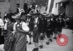 Standbild Tiroler Parade Fulpmes Österreich, 1936, aus Sekunde 26 historischem Filmmaterial Videoclip 65675025723
