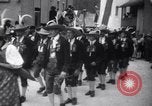 Standbild Tiroler Parade Fulpmes Österreich, 1936, aus Sekunde 27 historischem Filmmaterial Videoclip 65675025723