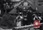 Standbild Tiroler Parade Fulpmes Österreich, 1936, aus Sekunde 29 historischem Filmmaterial Videoclip 65675025723