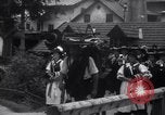 Standbild Tiroler Parade Fulpmes Österreich, 1936, aus Sekunde 30 historischem Filmmaterial Videoclip 65675025723