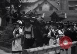 Standbild Tiroler Parade Fulpmes Österreich, 1936, aus Sekunde 31 historischem Filmmaterial Videoclip 65675025723