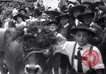 Standbild Tiroler Parade Fulpmes Österreich, 1936, aus Sekunde 42 historischem Filmmaterial Videoclip 65675025723