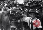 Standbild Tiroler Parade Fulpmes Österreich, 1936, aus Sekunde 43 historischem Filmmaterial Videoclip 65675025723