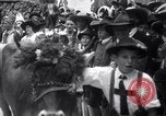 Standbild Tiroler Parade Fulpmes Österreich, 1936, aus Sekunde 44 historischem Filmmaterial Videoclip 65675025723
