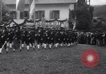 Standbild Tiroler Parade Fulpmes Österreich, 1936, aus Sekunde 47 historischem Filmmaterial Videoclip 65675025723