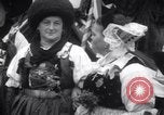 Standbild Tiroler Parade Fulpmes Österreich, 1936, aus Sekunde 52 historischem Filmmaterial Videoclip 65675025723