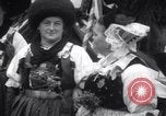 Standbild Tiroler Parade Fulpmes Österreich, 1936, aus Sekunde 53 historischem Filmmaterial Videoclip 65675025723