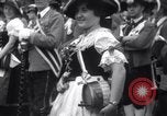 Standbild Tiroler Parade Fulpmes Österreich, 1936, aus Sekunde 61 historischem Filmmaterial Videoclip 65675025723