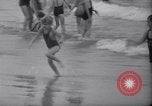 Standbild verwaiste Kinder haben ein Picknick New York United States USA, 1936, aus Sekunde 31 historischem Filmmaterial Videoclip 65675025724