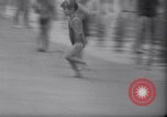 Standbild verwaiste Kinder haben ein Picknick New York United States USA, 1936, aus Sekunde 33 historischem Filmmaterial Videoclip 65675025724