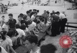 Standbild verwaiste Kinder haben ein Picknick New York United States USA, 1936, aus Sekunde 34 historischem Filmmaterial Videoclip 65675025724