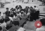 Standbild verwaiste Kinder haben ein Picknick New York United States USA, 1936, aus Sekunde 35 historischem Filmmaterial Videoclip 65675025724