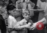 Standbild verwaiste Kinder haben ein Picknick New York United States USA, 1936, aus Sekunde 40 historischem Filmmaterial Videoclip 65675025724