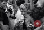 Standbild verwaiste Kinder haben ein Picknick New York United States USA, 1936, aus Sekunde 42 historischem Filmmaterial Videoclip 65675025724
