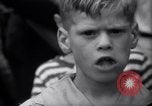 Standbild verwaiste Kinder haben ein Picknick New York United States USA, 1936, aus Sekunde 45 historischem Filmmaterial Videoclip 65675025724