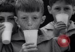 Standbild verwaiste Kinder haben ein Picknick New York United States USA, 1936, aus Sekunde 50 historischem Filmmaterial Videoclip 65675025724