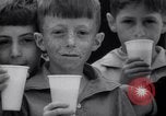 Standbild verwaiste Kinder haben ein Picknick New York United States USA, 1936, aus Sekunde 51 historischem Filmmaterial Videoclip 65675025724