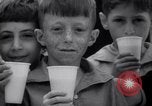 Standbild verwaiste Kinder haben ein Picknick New York United States USA, 1936, aus Sekunde 52 historischem Filmmaterial Videoclip 65675025724
