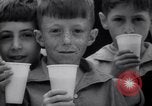 Standbild verwaiste Kinder haben ein Picknick New York United States USA, 1936, aus Sekunde 53 historischem Filmmaterial Videoclip 65675025724