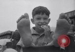 Standbild verwaiste Kinder haben ein Picknick New York United States USA, 1936, aus Sekunde 54 historischem Filmmaterial Videoclip 65675025724