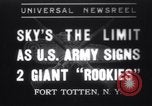 Standbild zwei riesige boys New York United States USA, 1937, aus Sekunde 1 historischem Filmmaterial Videoclip 65675025728