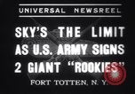Standbild zwei riesige boys New York United States USA, 1937, aus Sekunde 4 historischem Filmmaterial Videoclip 65675025728