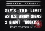 Standbild zwei riesige boys New York United States USA, 1937, aus Sekunde 5 historischem Filmmaterial Videoclip 65675025728