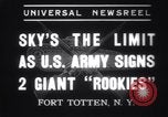 Standbild zwei riesige boys New York United States USA, 1937, aus Sekunde 6 historischem Filmmaterial Videoclip 65675025728