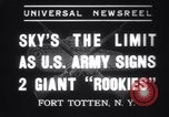 Standbild zwei riesige boys New York United States USA, 1937, aus Sekunde 9 historischem Filmmaterial Videoclip 65675025728