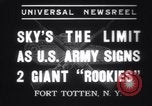 Standbild zwei riesige boys New York United States USA, 1937, aus Sekunde 10 historischem Filmmaterial Videoclip 65675025728