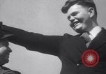 Standbild zwei riesige boys New York United States USA, 1937, aus Sekunde 27 historischem Filmmaterial Videoclip 65675025728