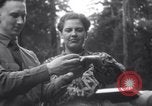 Image soldat épouse Warrenton Oregon USA, 1937, de la seconde 24 séquences d'archives historiques vidéo 65675025732