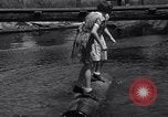 Standbild log rolling Longview Washington USA, 1937, aus Sekunde 12 historischem Filmmaterial Videoclip 65675025736