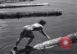 Standbild log rolling Longview Washington USA, 1937, aus Sekunde 44 historischem Filmmaterial Videoclip 65675025736