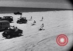 Standbild Sand-hobeln auf Long Island beach Long Island New York USA, 1951, aus Sekunde 9 historischem Filmmaterial Videoclip 65675025746