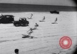 Standbild Sand-hobeln auf Long Island beach Long Island New York USA, 1951, aus Sekunde 10 historischem Filmmaterial Videoclip 65675025746