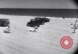 Standbild Sand-hobeln auf Long Island beach Long Island New York USA, 1951, aus Sekunde 12 historischem Filmmaterial Videoclip 65675025746