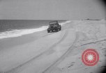Standbild Sand-hobeln auf Long Island beach Long Island New York USA, 1951, aus Sekunde 18 historischem Filmmaterial Videoclip 65675025746