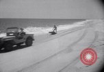 Standbild Sand-hobeln auf Long Island beach Long Island New York USA, 1951, aus Sekunde 19 historischem Filmmaterial Videoclip 65675025746