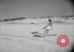 Standbild Sand-hobeln auf Long Island beach Long Island New York USA, 1951, aus Sekunde 29 historischem Filmmaterial Videoclip 65675025746