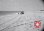 Standbild Sand-hobeln auf Long Island beach Long Island New York USA, 1951, aus Sekunde 30 historischem Filmmaterial Videoclip 65675025746