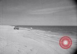 Standbild Sand-hobeln auf Long Island beach Long Island New York USA, 1951, aus Sekunde 35 historischem Filmmaterial Videoclip 65675025746