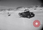 Standbild Sand-hobeln auf Long Island beach Long Island New York USA, 1951, aus Sekunde 39 historischem Filmmaterial Videoclip 65675025746